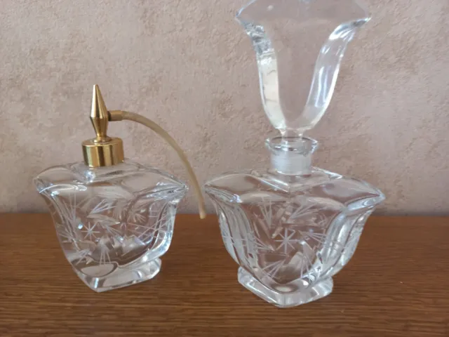 2 anciens flacons  à parfum , en verre ou cristal épais , hauteur 12 et 17cm