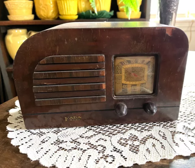 FADA Vintage Wood Tube Table Radio ~ Turns On ~ PARTS/REPAIR