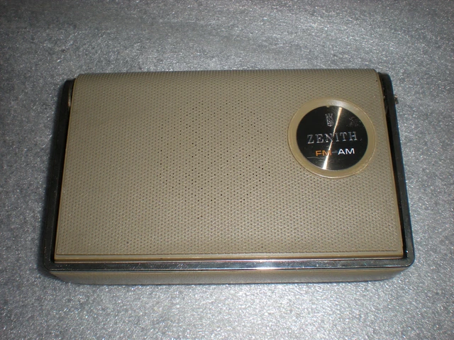 Vintage Zenith AM/FM Royal C25 Portable Pocket Radio BROKEN ANTENNA Vintage Zenith AM/FM Royal C25 Portable Pocket Radio BROKEN ANTENNA