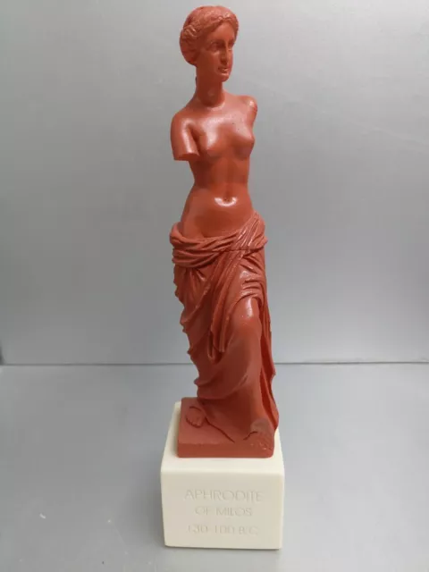 Escultura de la diosa Afrodita estatua clásica roja sobre base blanca de...