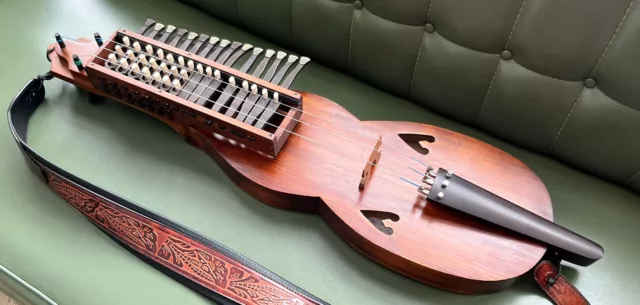 Nyckelharpa (instrument à cordes suédois)