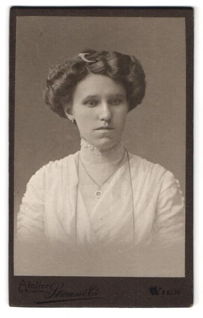 Fotografie Atelier Strauss & Co., Wien, Kohlmarkt 5, Junge Frau mit toupiertem