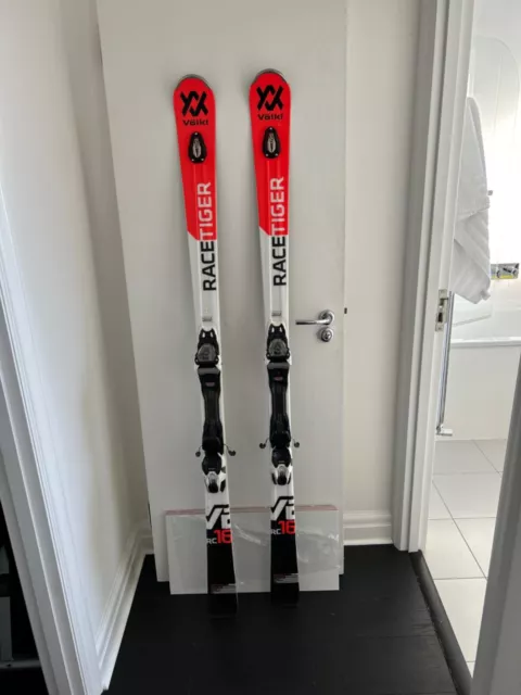 skis