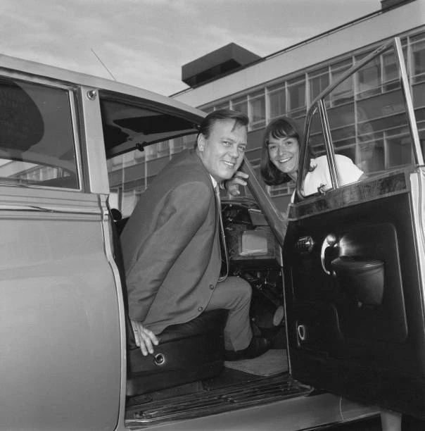 MATT MONRO WITH his wife Mickie at London Airport 1966 OLD PHOTO $9.00 ...