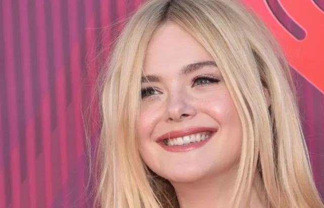 photo 10*15cm 4x6 INCH ELLE FANNING  (899)