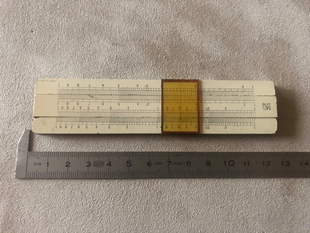 Vieille Calculatrice Mécanique Isolée Sur Le Fond Blanc Image stock