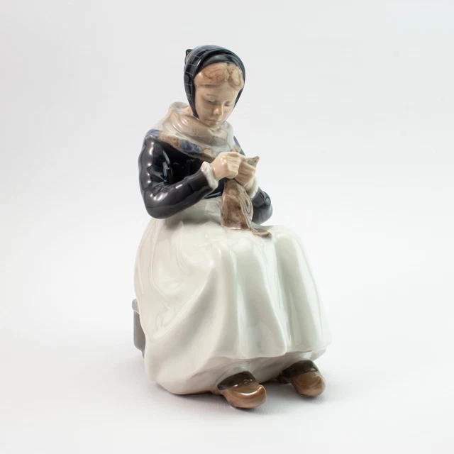 STATUINA PORCELLANA ROYAL COPENHAGEN "Donna di Amager" 1317 ORIGINALE 23x16x13