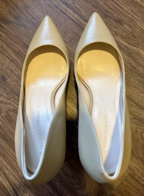 Banana Republic Women’s Pump 2.5” Heel Shoes Crema (NIB) Size 9