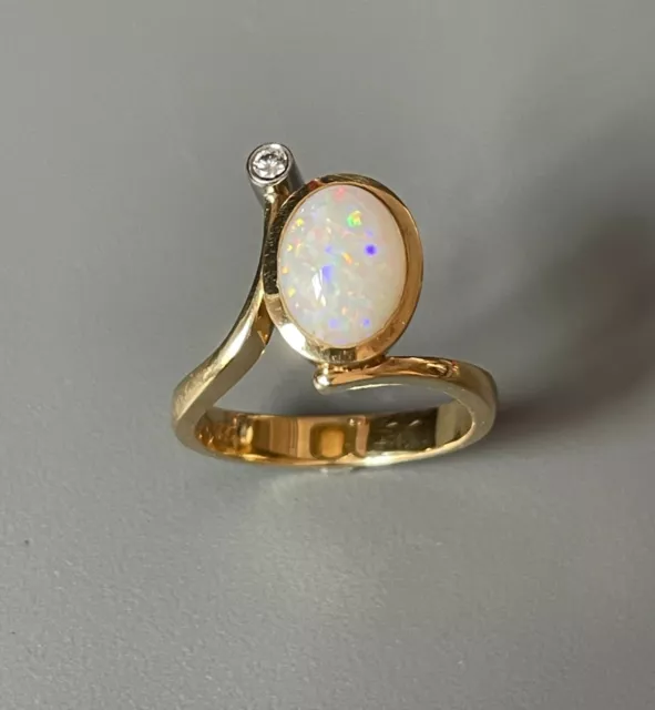 BEZAUBERNDER  DAMENRING 750/  MIT EINEM OPAL UND  1 BRILLANT 0,05ct WERT 1990,-€