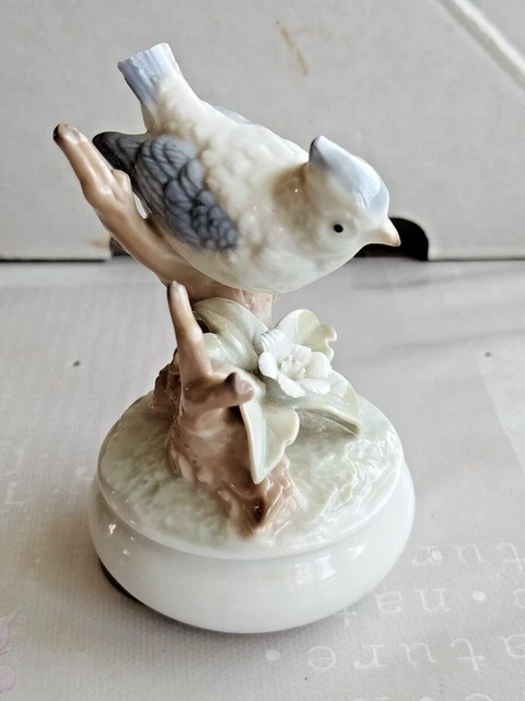 Sculpture chromée des années 1970 d'oiseaux en vol sur socle en bois
