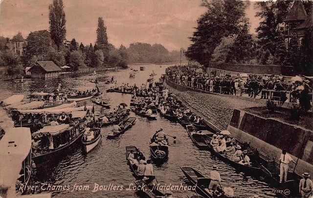 Postcard River Thames from Boulters Lock Maidenhead Berkshire Boats Punts Crowds