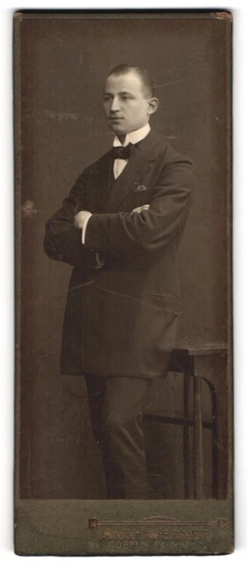 Fotografie Atelier Werner, Döbeln, Königstr. 6, Eleganter Herr mit verschränkte