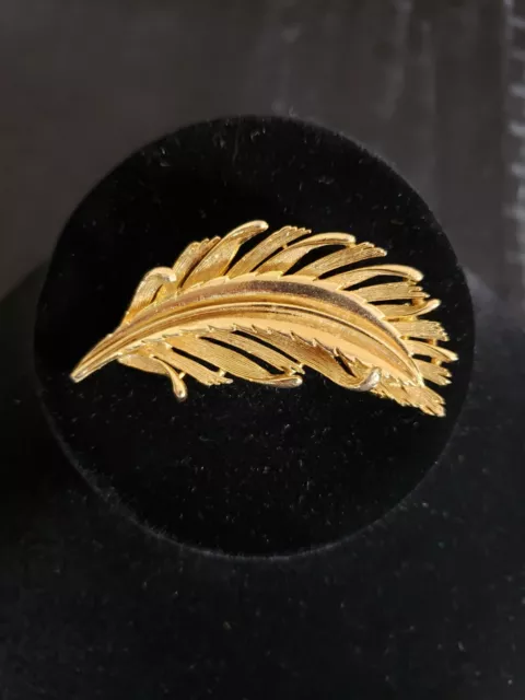 Signed LISNER Vintage 1960s Gold Tone Feather Leaf Retro Brooch Pin