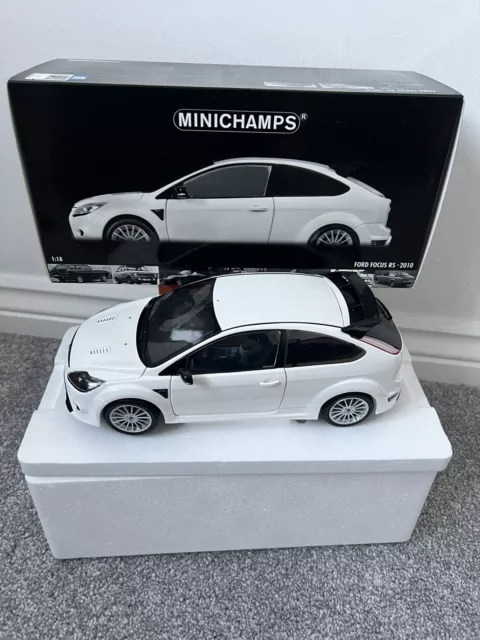 Minichamps 1/18 Scale Diecast 100 080002 - Ford Focus RS 2010 - Frozen White