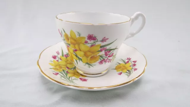 Juego de taza de té y platillo de hueso fino Consort de colección, narcisos amarillos, Inglaterra