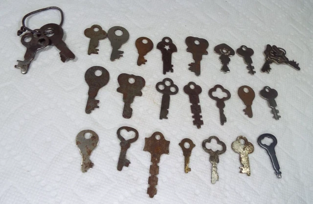 25 Antique/Vintage Flat Keys  Miller,Eagle,Seymour,Yale,Simanco,Master Read!!!!!