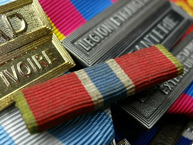 MÉDAILLE MILITAIRE COMMÉMORATIVE 1939 - 1945 Avec 3 Agrafes EUR 8,00 - FR