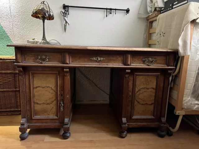 Massiver, alter Schreibtisch | Viel Stauraum | 130 x 78 x 79 cm | guter Zustand