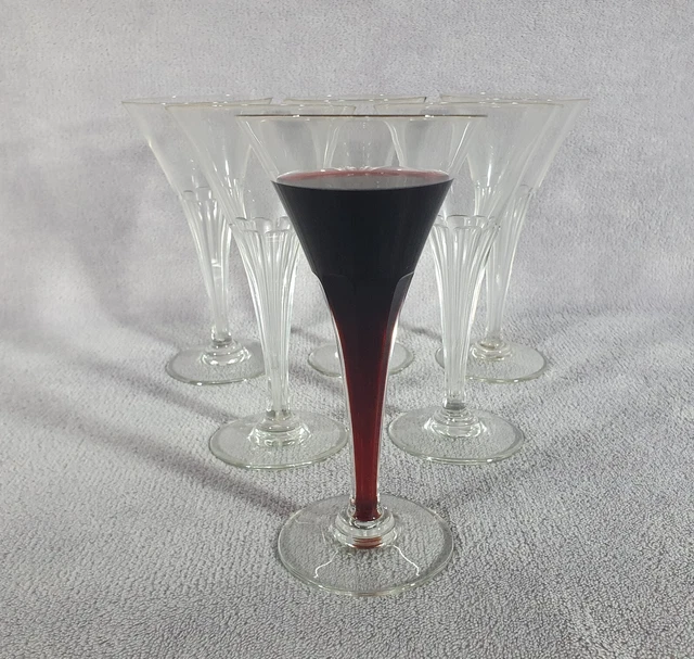 SUITE DE 6 flûtes champenoise à vin de champagne en verre taillé Jambe