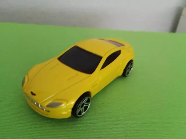 Mattel Hot Wheels Aston Martin V8 Vantage, 2005 First Editions Realistix