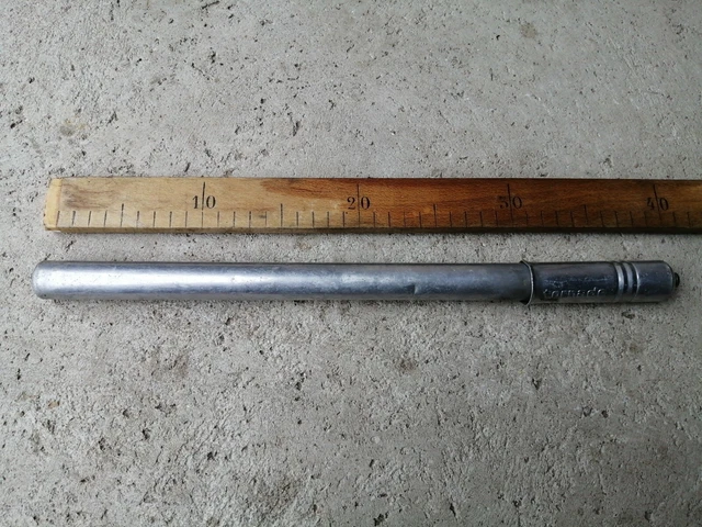 Ancienne pompe à vélo en laiton - Équipements vélos Ancienne pompe à vélo en laiton - Équipements vélos