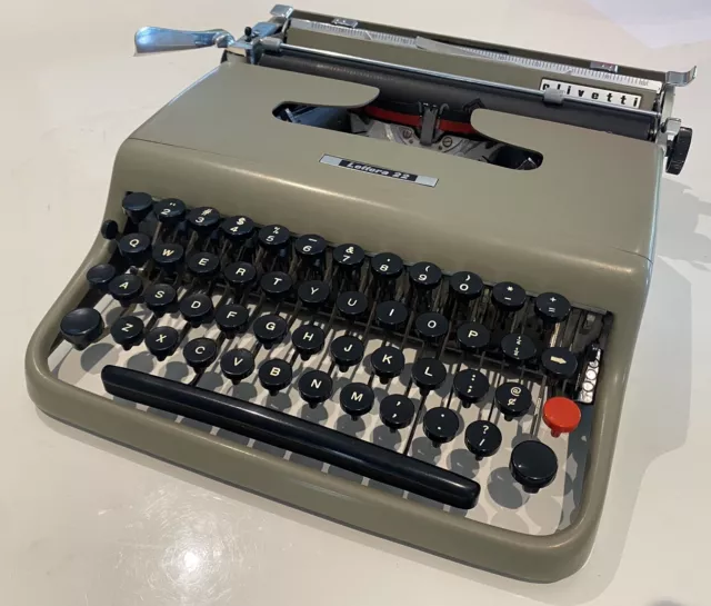 Vintage Olivetti Lettera 22 Portable Typewriter With Case