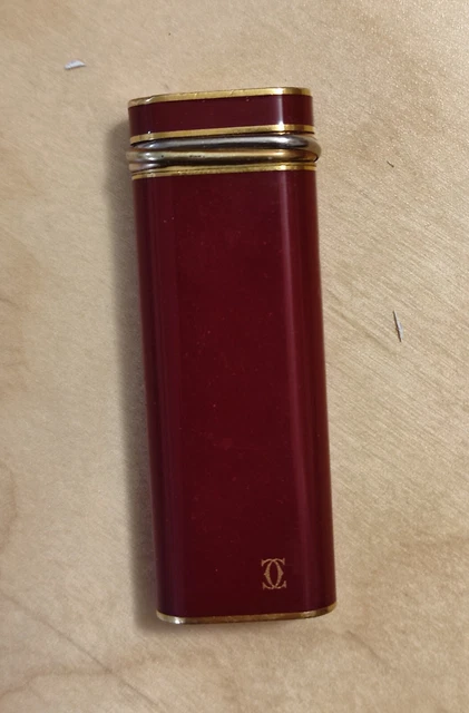 Accendino ovale Must de Cartier laccato bordeaux placcato oro