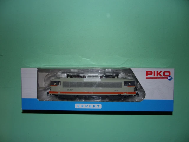 Locomotive électrique BB 25561, livrée béton, dépôt d'Achères | Trains