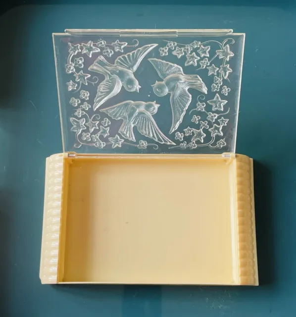 Boîte à bijoux Art Déco en bakélite & couvercle à décor repoussé d’oiseaux