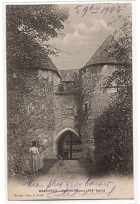 CPA 27 - HARCOURT (Eure) - Porte du Château XIVe siècle (petite animation)