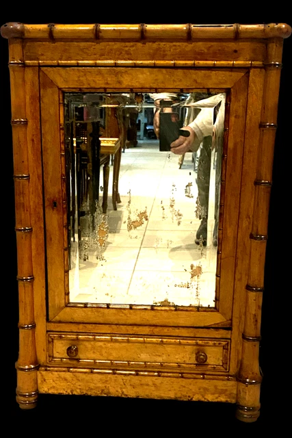 VITRINE MURAL EN merisier façon bambou une porte un tiroir . XX siècle