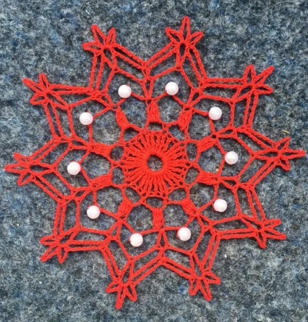 kleines Häkeldeckchen mit Perlmuttperlen  rot  14,5 cm Handarbeit