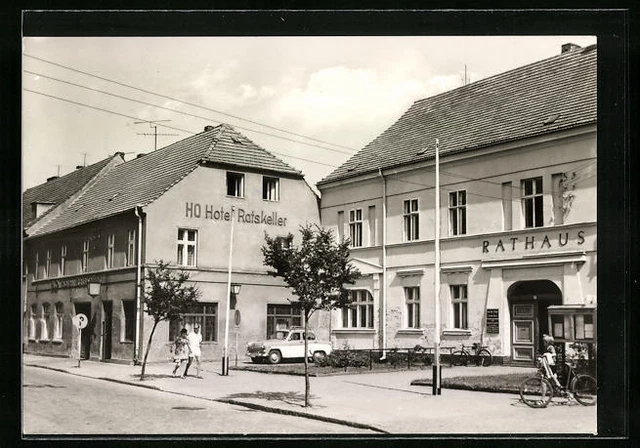 AK Lindow /Mark, Straßenpartie mit dem Rathaus, HO-Hotel Ratskeller