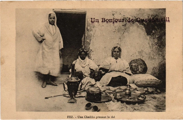 CPA AK Fez une Cheikha prenant le the MAROC (1318514)