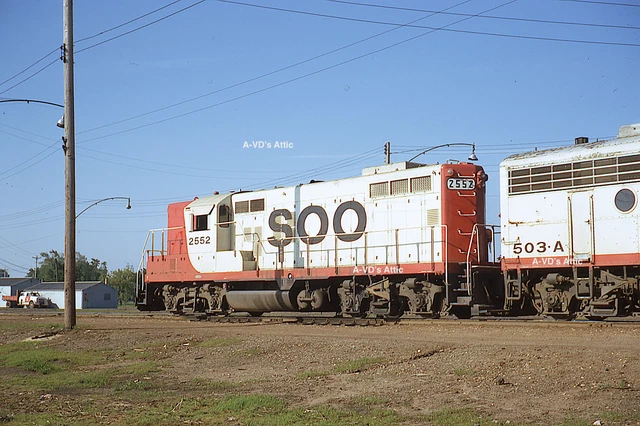 Orig slide Soo Line EMD GP9 2552 VINTAGE No location 1972  BIN