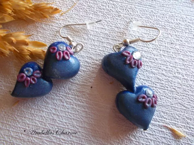 Orecchini pendenti con perle blu a forma di cuore fatte a mano in fimo