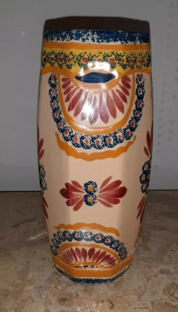 Vase octogonal en faïence ancienne Henriot Quimper avec décor de fleurs signé