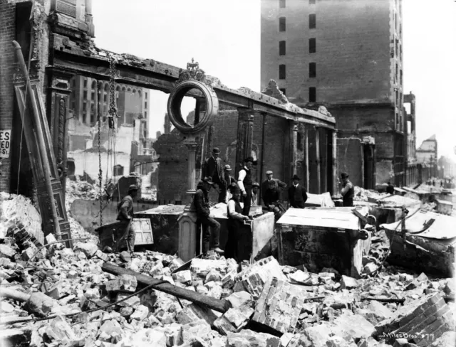 1906 SAN FRANCISCO EARTHQUAKE SUTTER ST. RUINS w/MEN OPENING SAFES~COPY NEGATIVE