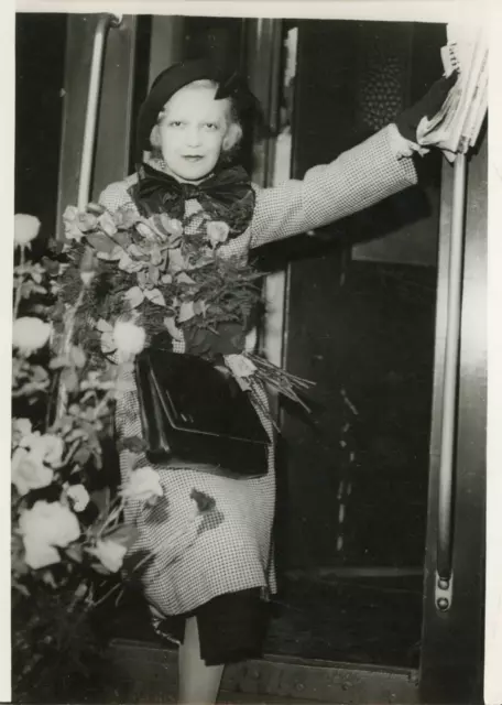 Actrice Marta Eggerth à la Gare Saint-Lazare, 1935, vintage silver print vintage