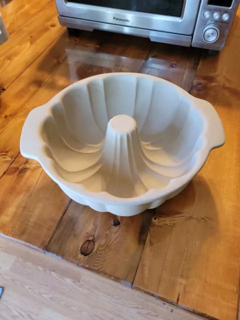 The Pampered Chef Family Heritage Stoneware Fluted Bundt Pan Baking Dish