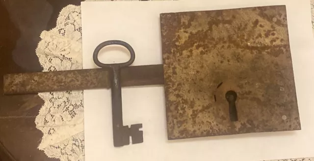 Antica serratura in ferro battuto con chiave