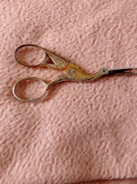 Paire de ciseaux anciens en acier doré cigogne / scissors