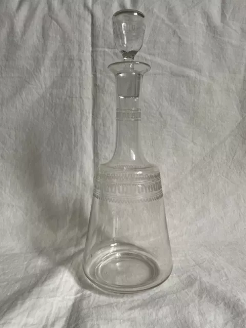 Ancienne carafe cristal décor gravure frise grecque