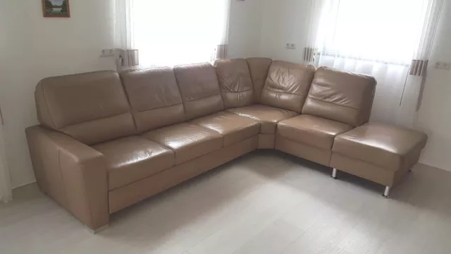 Eckledersofa mit Schlaffunktion.