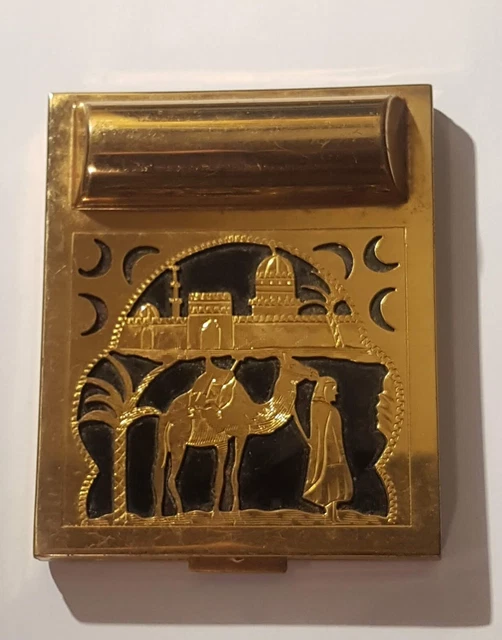 Minaudière Poudrier Métal Doré Guilloché Avec Peigne Rouge à Lèvres - Micro-rayures