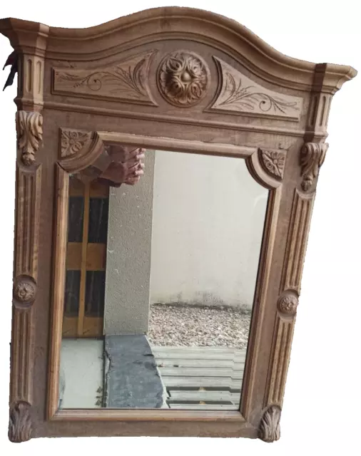 Miroir Ancien de style Louis XVI en bois sculpté avec glace biseautée