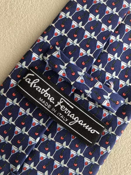 SALVATORE FERRAGAMO  EUC Blue White Red Cherries Silk Tie  59 x 3¾ 3