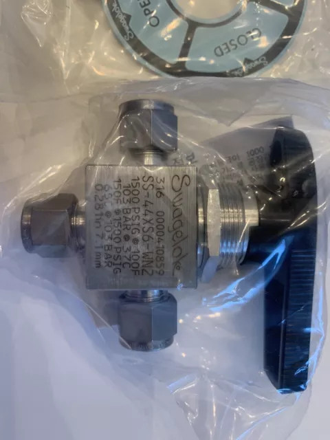 Swagelok SS-44XS6 Stainless Steel 3 Port Ball Valve 3/8" Tube  (brand new)