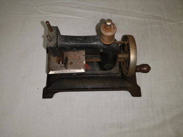 Ancienne Machine à Coudre Jouet En Fonte, Fonctionnelle, Avec Sa Valisette