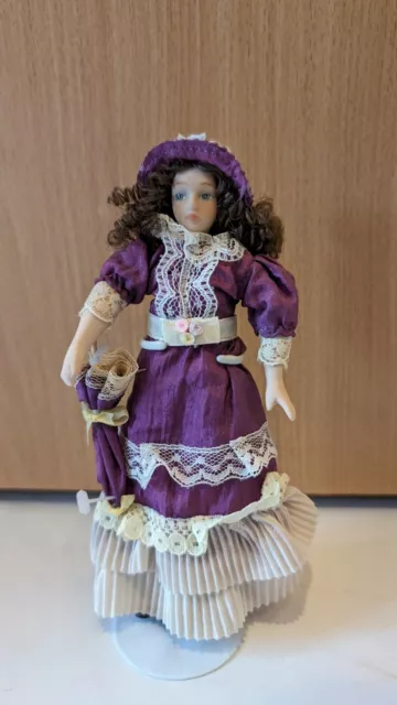 Puppe Lila Kleid auf Heidi Ott Ständer ca. 15 cm gebraucht